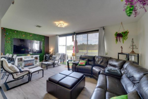 10 Mi to Disney Parks Townhome with Pool Access!